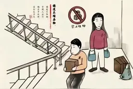 「环境卫生小黑板」楼道堆放杂物，害人害己还违法图片