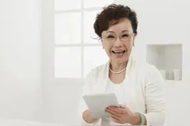 56岁大妈相亲拒绝大爷看上40岁年轻小伙，直言：我喜欢帅哥很正常图片