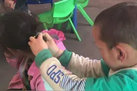 幼儿园男生堪称“情场高手”，酸倒不少网友：这是男孩的人生巅峰图片
