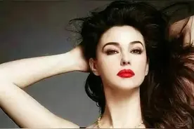 意大利国宝级女神：莫妮卡·贝鲁奇，裸露却不情色的性感女神图片