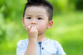 总爱“吃手指”的孩子，长大后会怎样？一般逃不掉2种结局图片