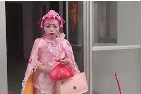 女子常年打扮辣眼，不管走哪都是亮点，家人：没人管得了她图片
