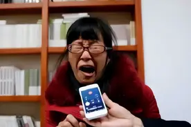 余秀华直播写书法，字迹凌乱认不出，网友：丢人现眼图片