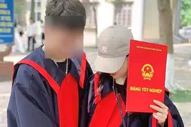 越南一高中生毕业当天挺着孕肚拍毕业照，孩子爸爸是同班同学图片