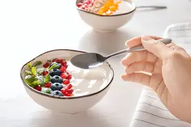 酸奶VS牛奶，谁的营养价值更高？提醒：这2类人最好别碰牛奶图片