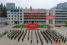 退伍季｜难舍军营，直击老兵离别的瞬间图片