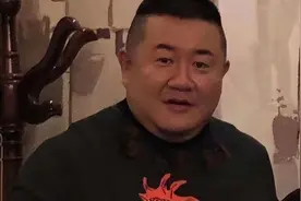 1998年，他被判死刑，20年后，他竟然还活着，成酒吧老板，为啥？图片