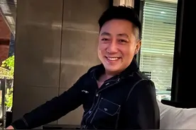 坠楼歌手艾成疑患精神病，生前曾趴地头撞地板，死因与妻子有关？图片