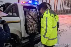远安警方在雪夜中紧急救助2名患者就医图片