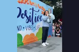 51岁郑中基近照曝光，留长发参加幼儿园家长会献唱，被赞接地气图片