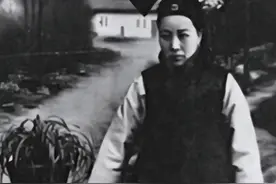 晚清真实老照片：花楼女子媚态百出，溥仪的乳娘丰乳肥臀！图片