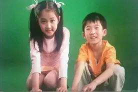 《小巷人家》4演员童年照，2位以前是小胖子，关晓彤和他才是竹马图片
