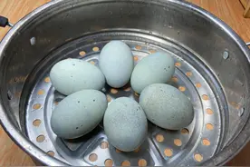皮蛋放锅了蒸一蒸，饭店一份68，在家成本不到8元，好看又好吃图片
