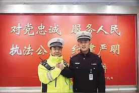 春节保畅路上的交警“父子兵” 老丁与小丁:在一起坚守也是团聚图片