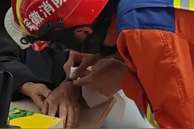 安徽安庆：一阿姨由于手腕不慎骨折，但手上的玉镯无法取下，消防怕误病情咔咔两锤断玉救腕图片