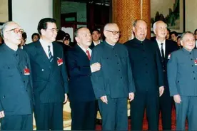 老革命家合影：中间的是两位主席，小平在万里旁边图片
