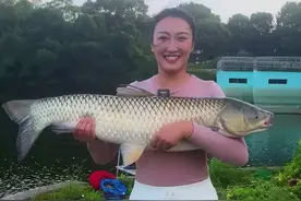 浅谈钓鱼圈——美女钓手李梦瑶图片