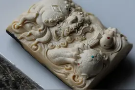 狮子，狮子足爪强劲，神情霸气威猛，其态若踩球扑跃而出图片