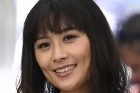 40岁陈法拉亮相戛纳，粉色西装引人注目，网友：确实显年纪了图片