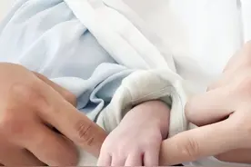 1990年重庆一光棍捡到女弃婴，终身未娶供她读研，她怎样报答的？图片