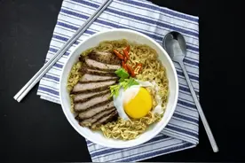 手工挂面的制作过程，传统中式美食的魅力图片