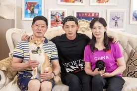 张继科全家福曝光！妈妈穿印花裙优雅美丽，儿子颜值随爸拖了后腿图片