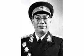 他是最年轻的开国大将，还是装甲兵之父，申请降为上将不被批准图片