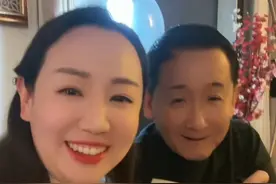 63岁戏骨梁天曝近况，头发稀疏双眼无神显疲惫，与关凌同框惹回忆图片