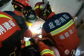 女子厕所内不慎摔倒，蹲便器卡住脚无法动弹……消防员15分钟救下她！图片