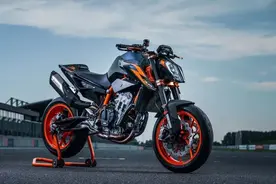 KTM发布2022款890 Duke R，超级公爵皮肤上身图片
