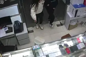 “障眼法”一连串！一女子手挽“小姐妹”当老板面顺走三部手机图片