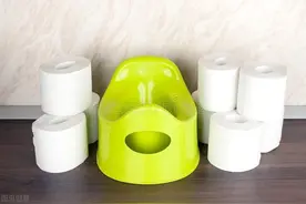 ​纸尿裤脱太早，反而对宝宝不好图片