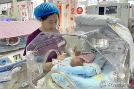 致敬护士节|最美护士妈妈：捐赠母乳40余次，捐赠总量达10000余毫升图片