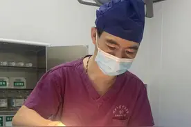五旬男子不爱洗澡，背上长出“桃子粉瘤”图片