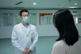 豆蔻少女脊柱腰部侧弯达55度 专家提醒：一旦发现孩子体态异常，一定要早诊早治图片