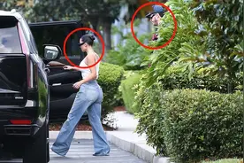 卡戴珊走出酒店上豪车！穿宽松牛仔裤，臀线明显，男友像小跟班图片