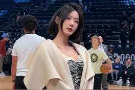 网红聂小雨与黑人合影，揽胳膊、摸手显亲密，称被狠狠上了好几课图片