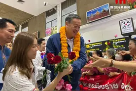 泰国总理赛塔率团队考察泰缅边境，受到当地民众和红衫军热情欢迎图片