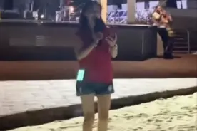 黄志忠前妻加拿大引热议！街头放声高歌引驻足，沙滩光脚大跳热舞图片
