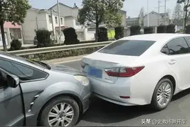 右转弯时前车突然停下，后车新手司机如何应对，避免追撞？图片