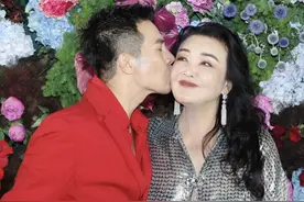 65岁张兰与小鲜肉牵手走红毯，贴脸亲吻惹争议，男方比汪小菲还小图片