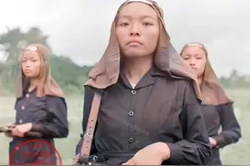 老照片：手持司登冲锋枪的越南女兵，抱着小狗的末代皇后婉容图片