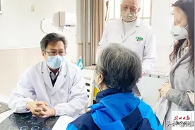 昨日“低头走路” 今天“昂首阔步”图片