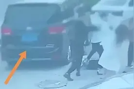情侣青岛旅游女友遭陌生男子调戏，男友制止双双被打，警方通报图片