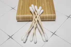 孩子耳屎太多不舒服，千万别用棉签掏，正确的处理方式是这样图片