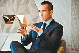 赌王儿子何猷龙：放下身段去做义工，去养老院陪老人图片