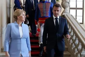 马克龙撇下娇妻出访斯洛伐克！美女总统穿白裙迎接，微胖身材好辣图片