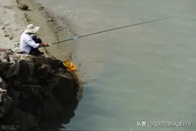 钓鱼人都说秋季退水鱼难钓，做好这两点以后野钓退水不空军图片