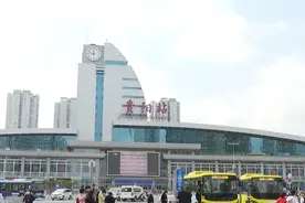 离谱！贵阳火车站出站口，竟找不到一家公共厕所图片