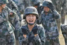 长得很像范冰冰，但不想做她的替身，最美女军人图片